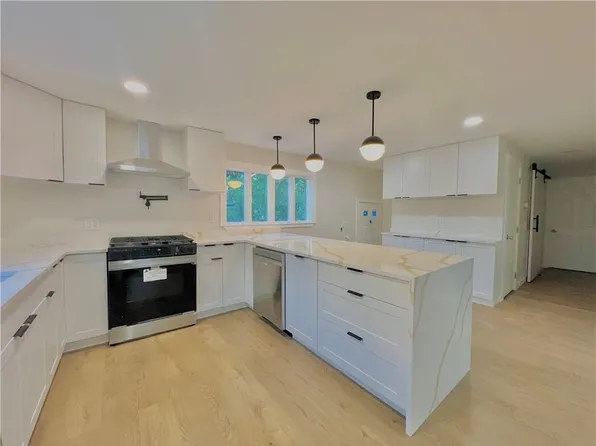 12 Job St, Providence, RI 02904