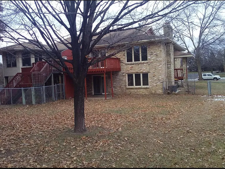 2300 Amberwood Dr — Photo 2
