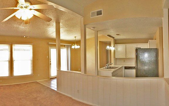 4th image of 406 Sweetbriar Dr