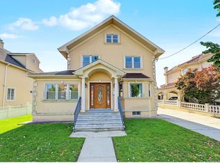 30 North Dr, Whitestone, NY 11357