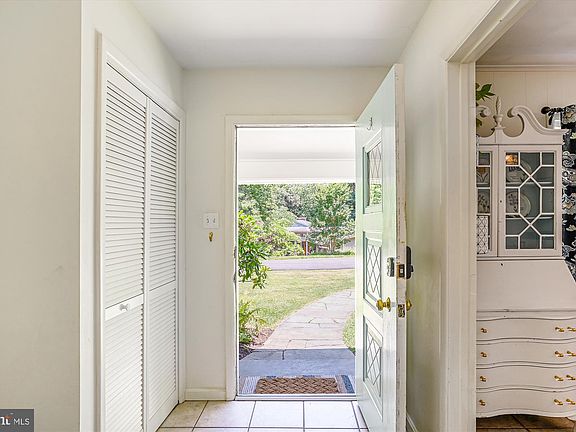 3rd image of 1520 Circle Dr