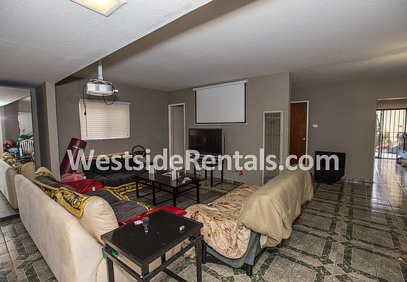 3rd image of 549 E Hillsdale St