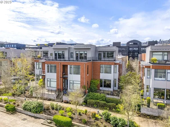 1716 NW Riverscape St, Portland, OR 97209