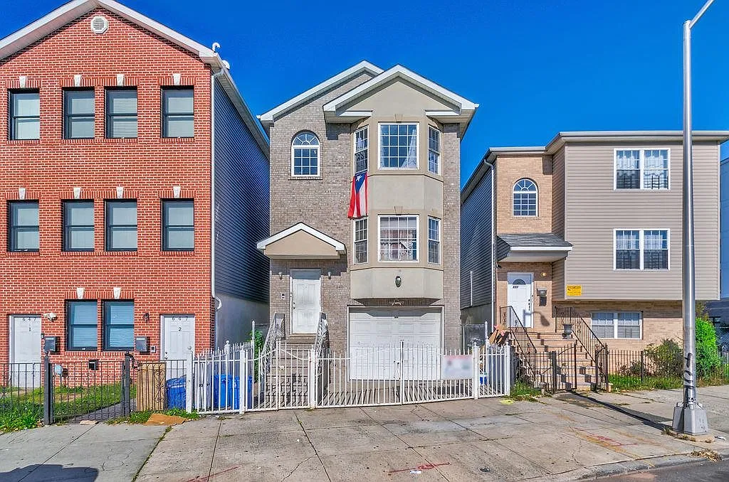 3 bed, 1.0 bath, $2,100 — Photo 1