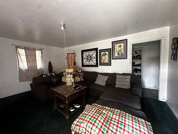 3rd image of 719 Parkhill Dr