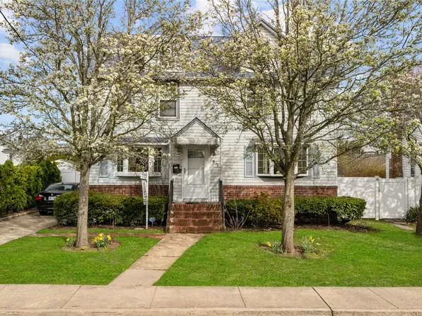 37 Oceanview Avenue, Valley Stream, NY 11581