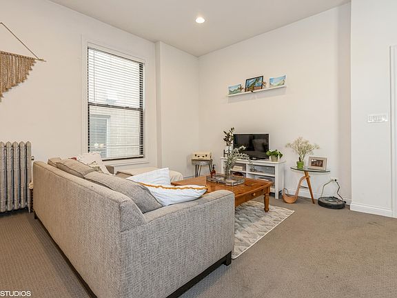 5th image of 634 W Wellington Ave #3