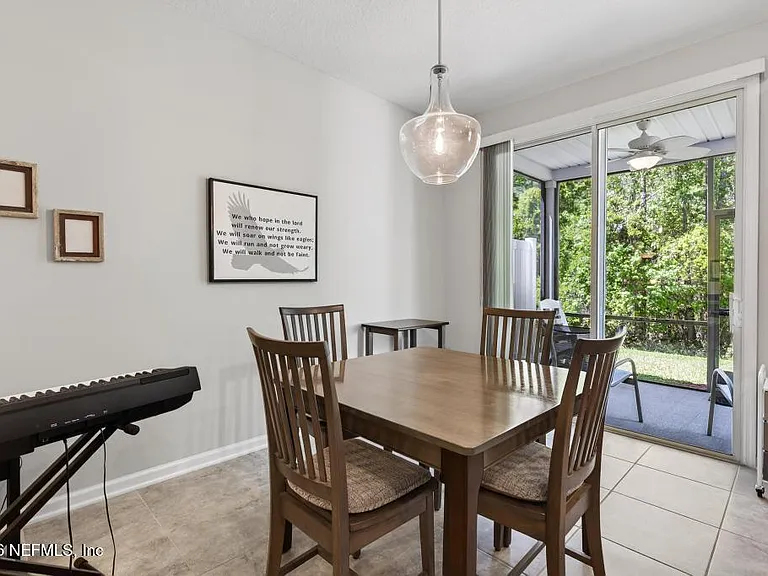 381 Richmond Dr — Photo 13