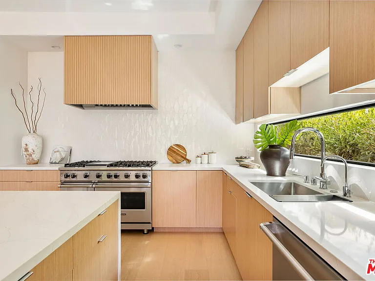 822 Superba Ave — Photo 14