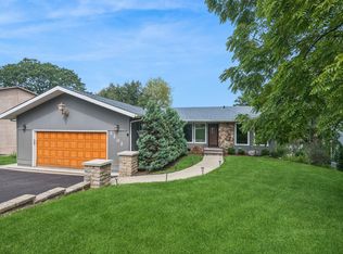 2202 Lake Shore Dr, Lindenhurst, IL 60046