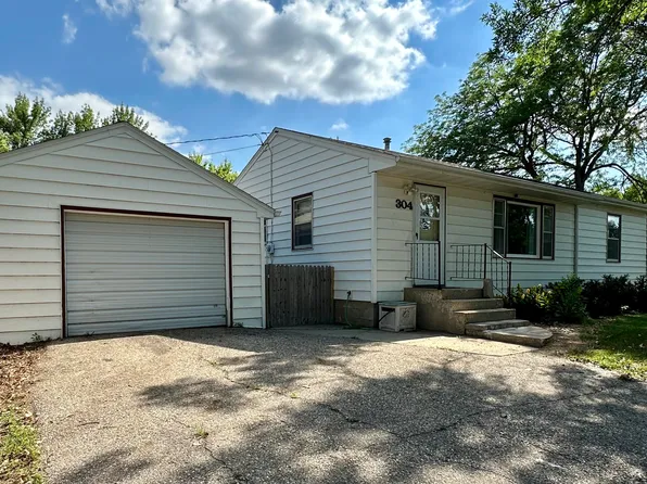 304 15th Ave NE, Aberdeen, SD 57401