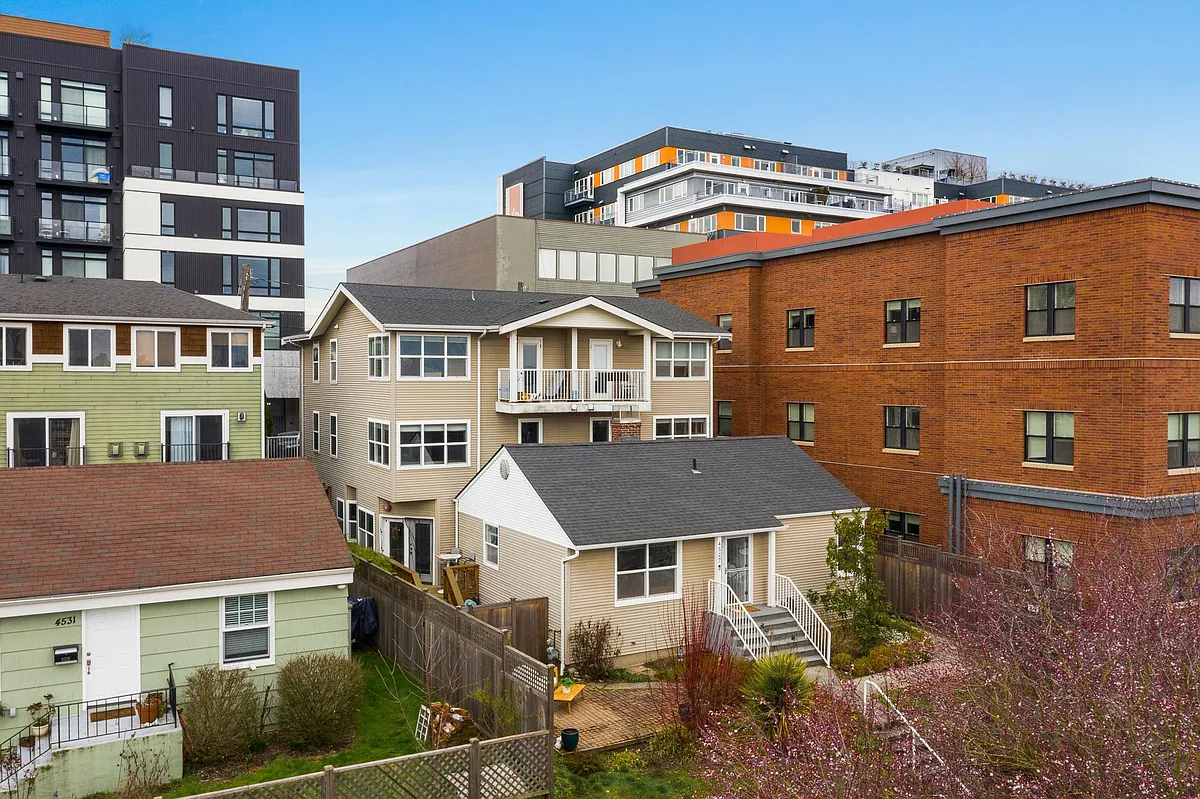 Building Photo - 4527 41st Ave SW #202