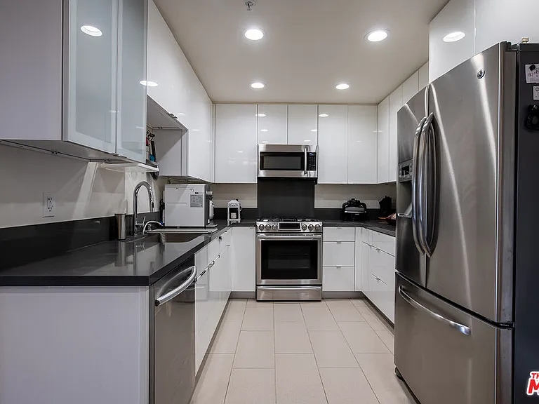 105 S Mariposa Ave #204 — Photo 2