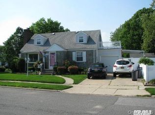 328 De Mott St, Mineola, NY 11501