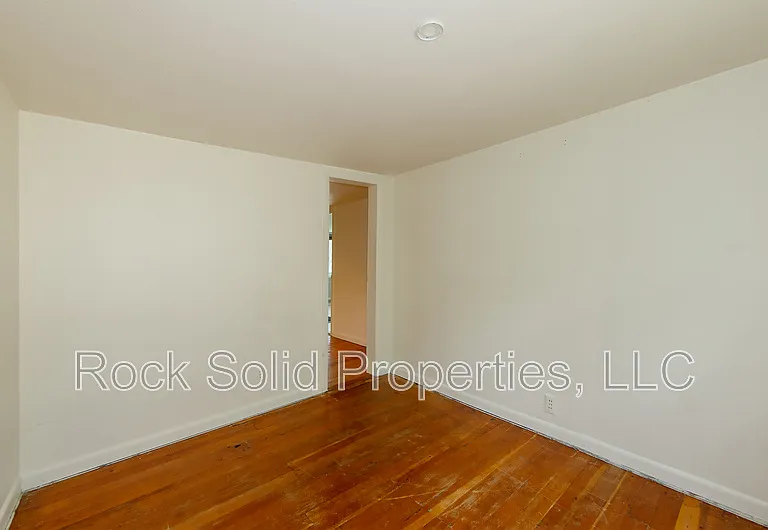 210 Seymour Ave — Photo 24