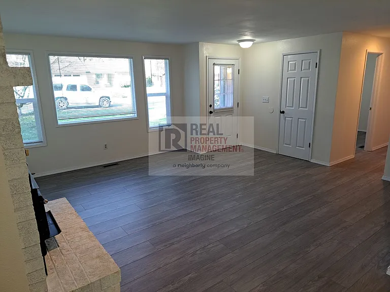 3605 Landau Ave NE — Photo 2