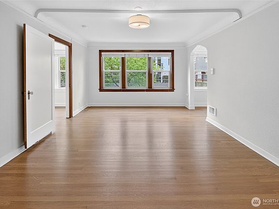 4th image of 124 Warren Avenue N #208