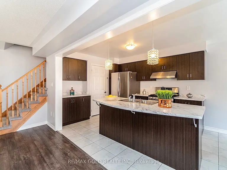 102 Leadenhall Rd — Photo 8
