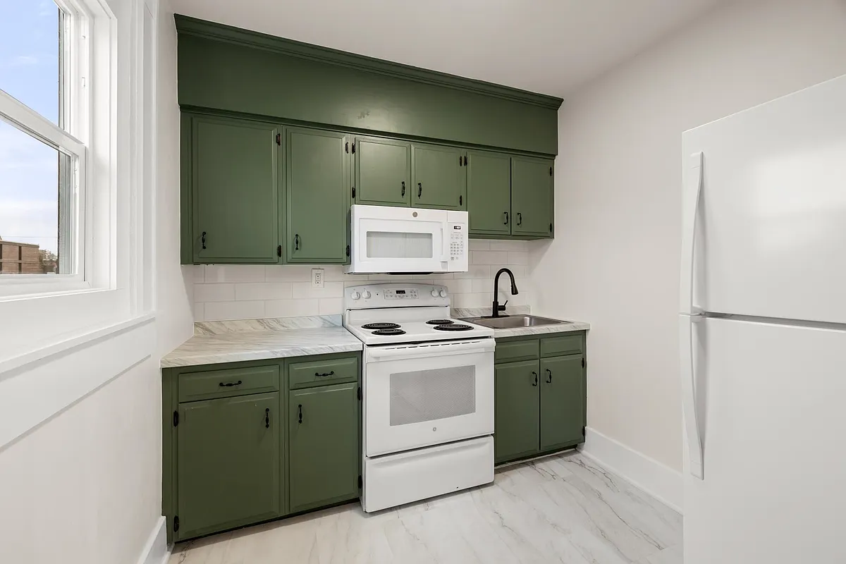 Building Photo - 112 E 1st St #203