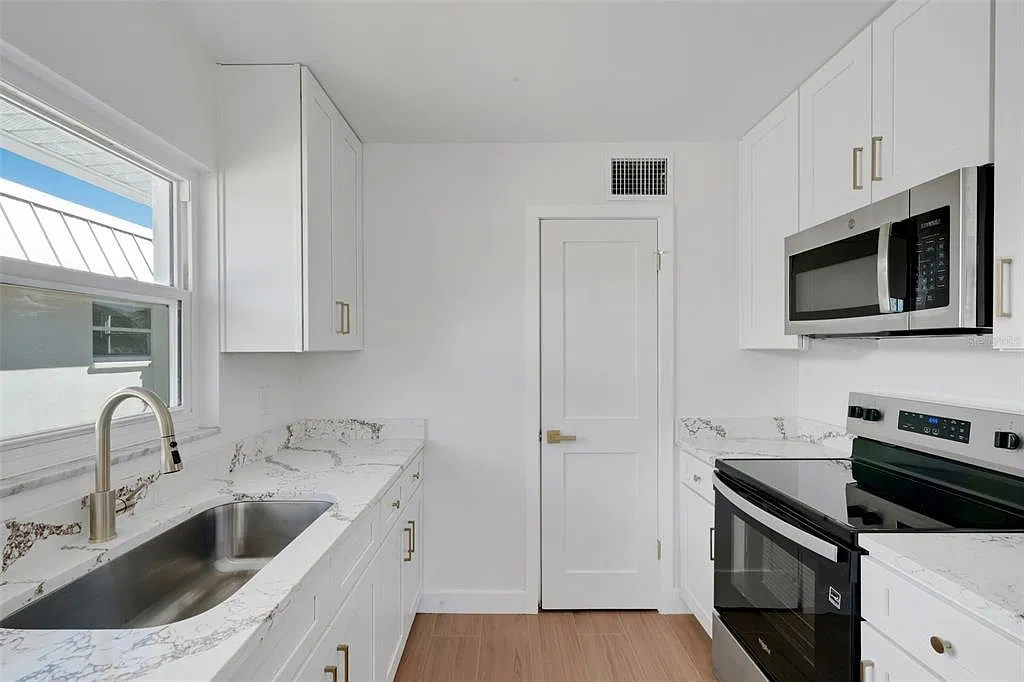 221 Bel Forest Dr — Photo 3