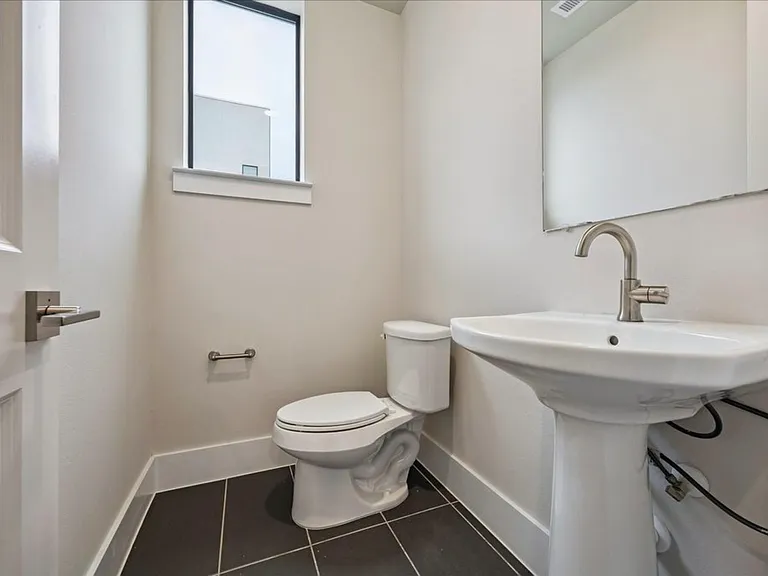 2501 Crawford St — Photo 3