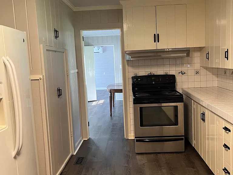 217 N Jackson St — Photo 11