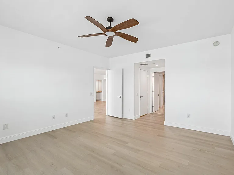 2650 Lake Shore Dr #1202 — Photo 16