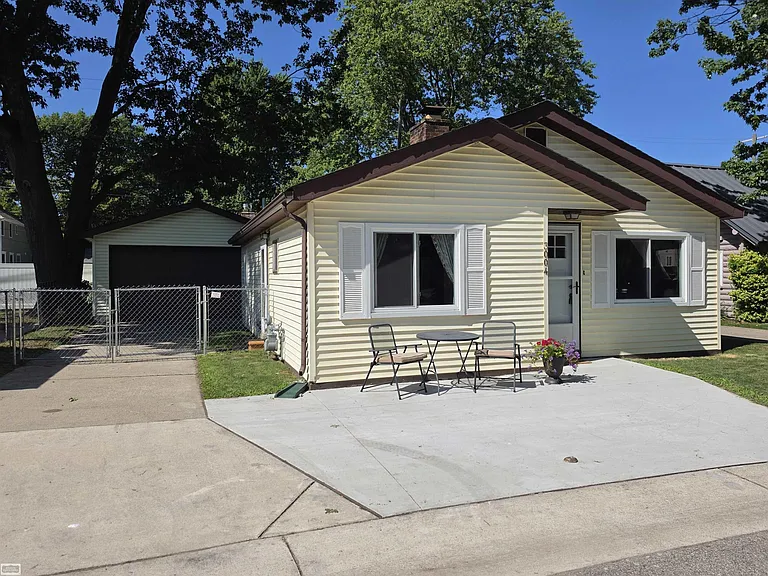 3004 Maplewood Dr — Photo 4