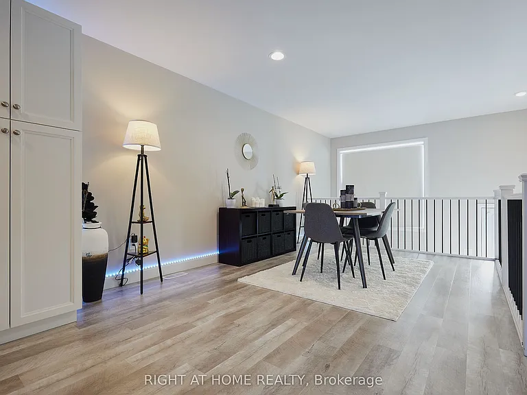 42 Moonstone Cres — Photo 2