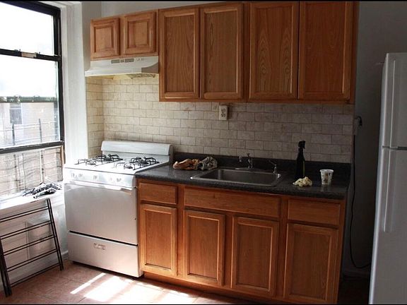4th image of 2734 Wallace Ave