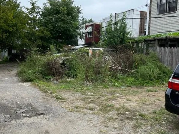 5230 Hawthorne St, Philadelphia, PA 19124