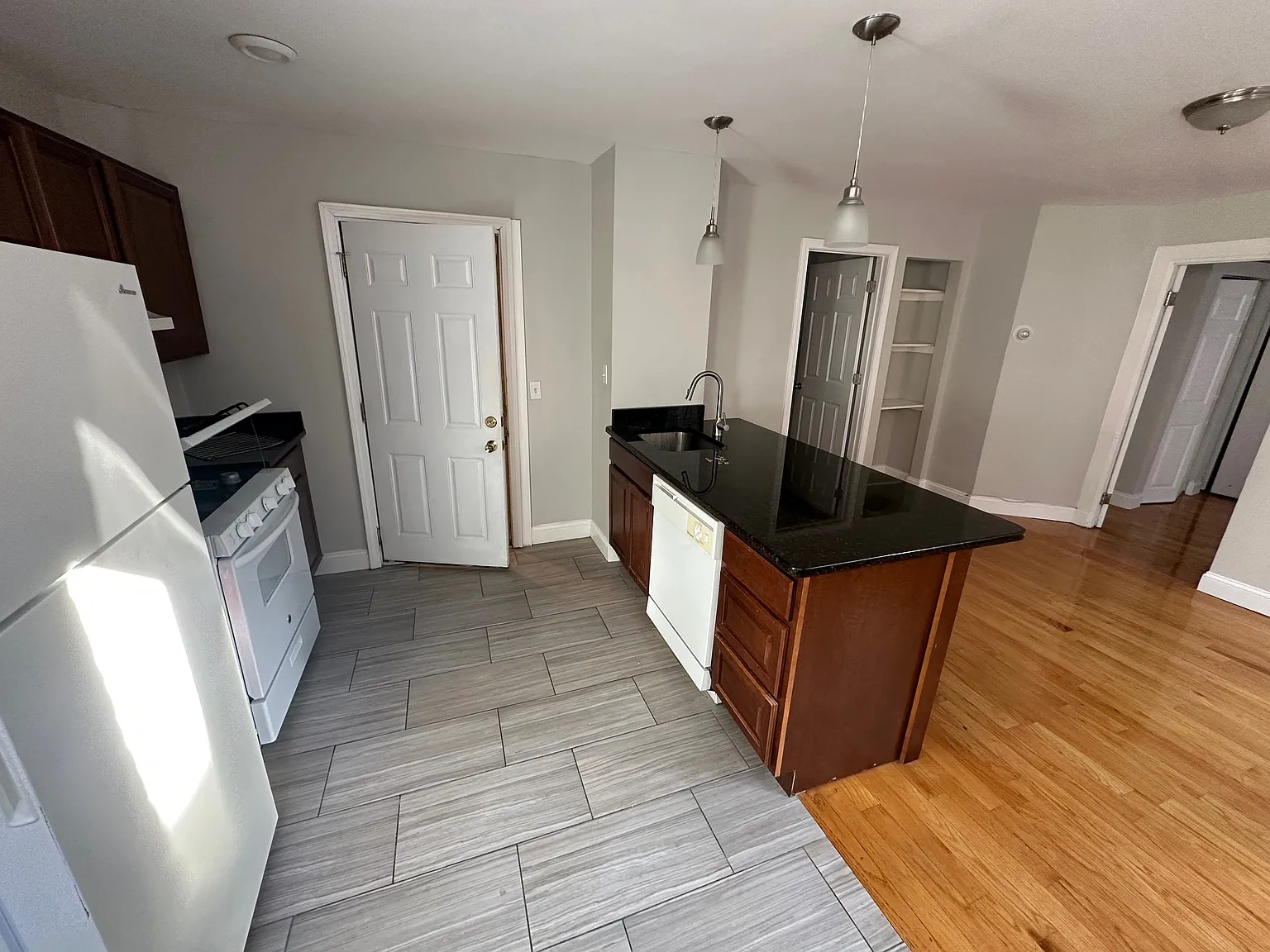 2 bed, 999 sqft, $3,800 — Photo 1