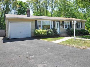 102 Ellison St, Cranston, RI 02920