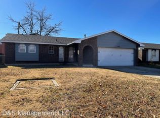 1012 SW 3rd St, Moore, OK 73160