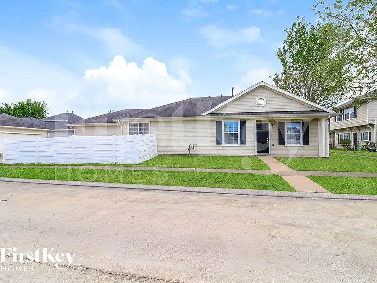 1661 Nichole Woods Dr — Photo 2