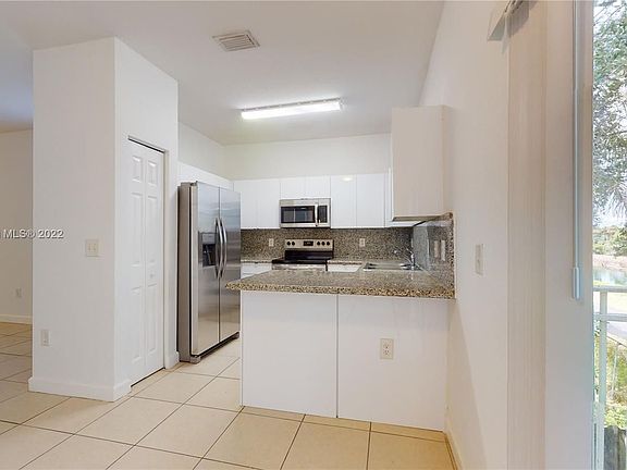 5th image of 2711 NE 4th St Unit 201