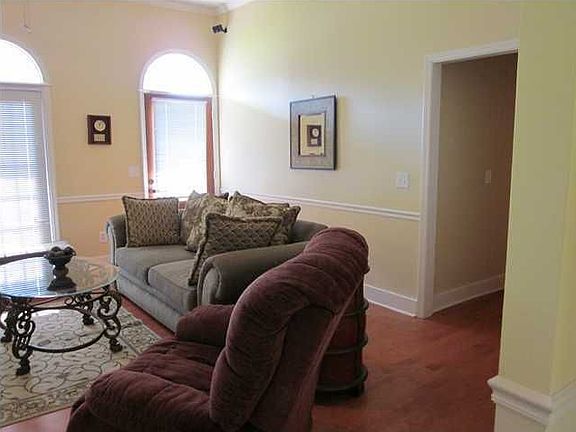 4th image of 915 Mountain Crest Dr