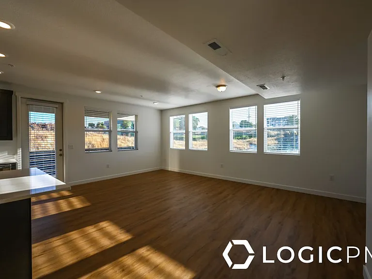 754 W Blue Magic Ln #201 — Photo 17