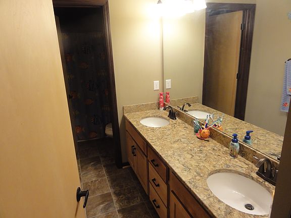 5th image of 18111 Honeysuckle Dr