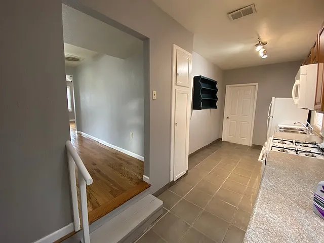8249 Ward Pkwy — Photo 11