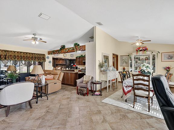 3rd image of 943 SE Brookedge Avenue E