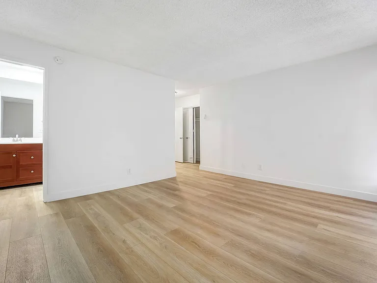10310 Regent — Photo 18