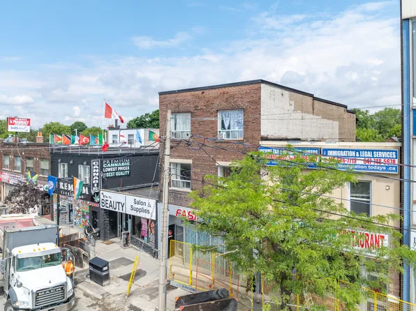 2938 Danforth Ave, Toronto, ON M4C 1M5
