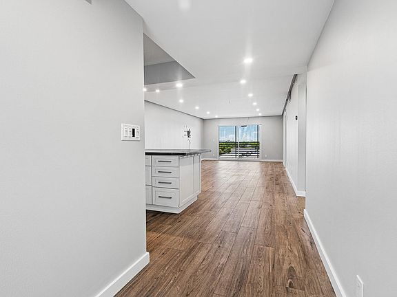 5th image of 3050 NE 16th Avenue #706