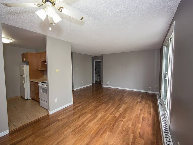 2100 Regent St — Photo 30