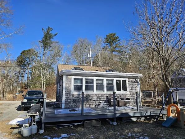 9 E Lakeside Ave, Dartmouth, MA 02747