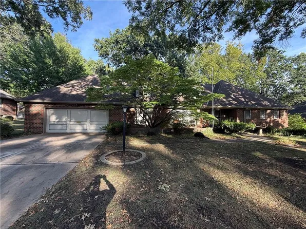 207 NW Oxford Ln, Lees Summit, MO 64063