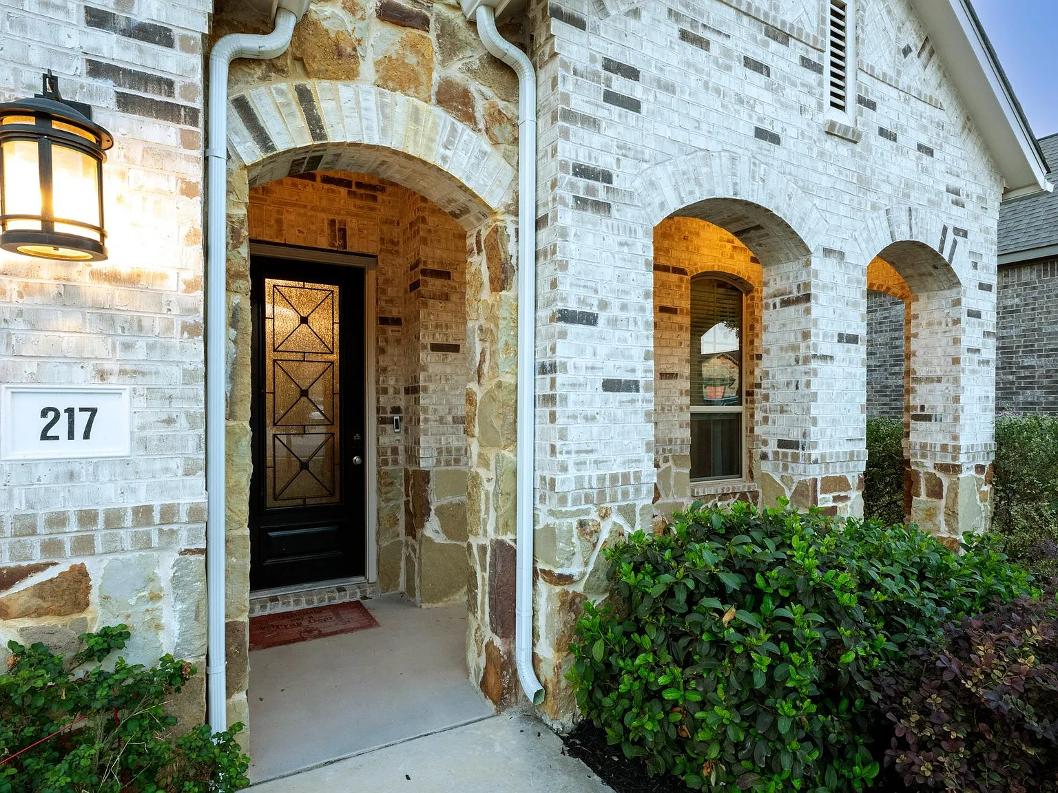 4 bed, 2.5 bath, 2027 sqft, $4,500 — Photo 4