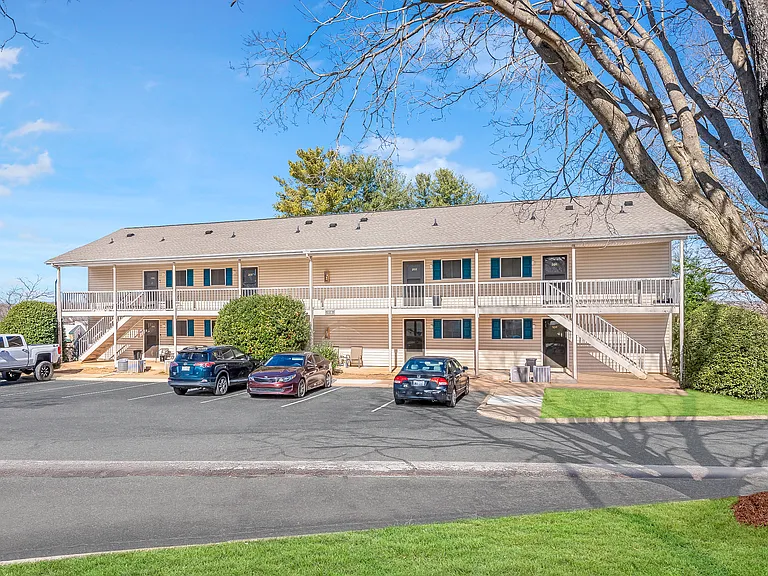 Signal Hill Apartments and Towhomes — Photo 5