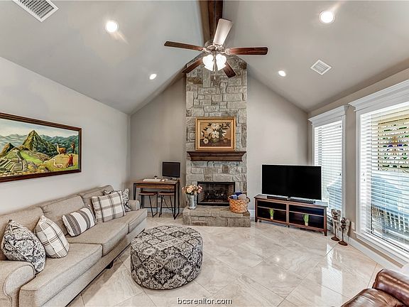 4th image of 4061 Crestmont Dr